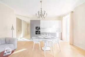 Luxuriously furnished bright newly renovated oasis